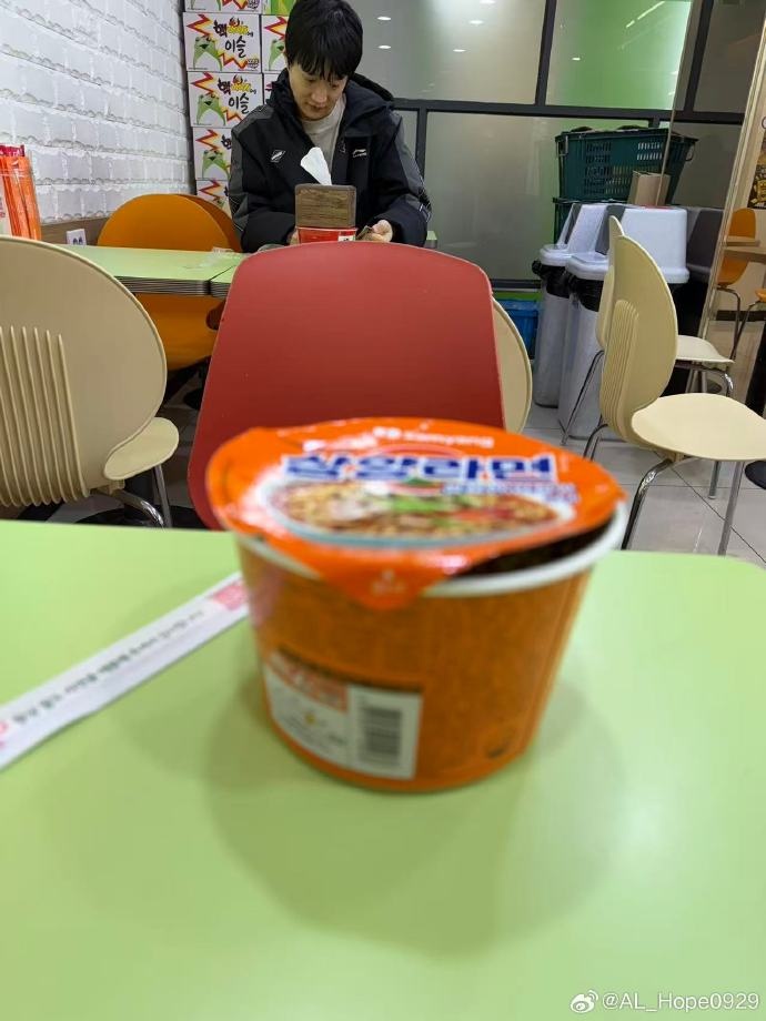 Hope分享韩国训练日常照：来韩国每一天离不开麻辣香锅，吃了Faker泡面